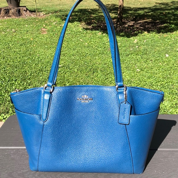 Coach Handbags - Coach bag priced to move!!